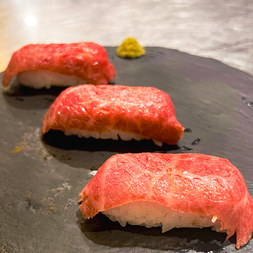 国産牛赤身肉寿司３貫盛り